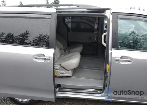 2011 Toyota Sienna Xle V6 z USA, uszkodzony, nr VIN 5TDYK3DC9BS031699